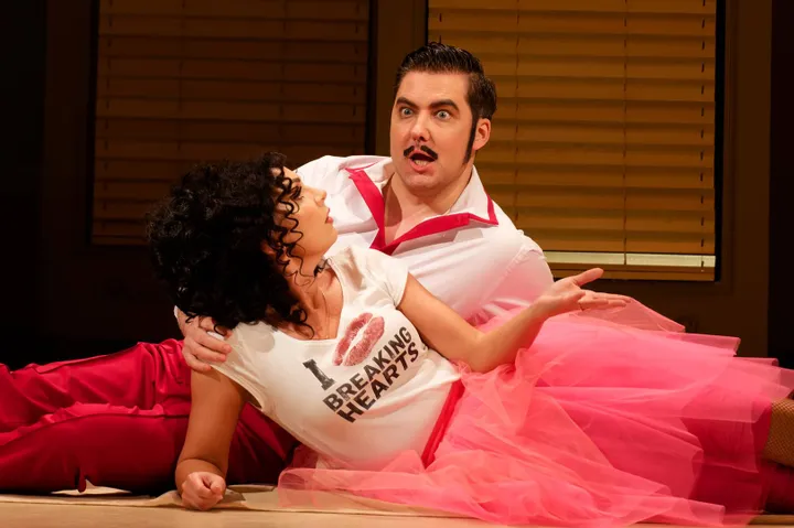 „Figaro vedybos“ (rež. Viktorija Streiča). Ingrida Kažemėkaitė (Siuzana), Andrius Apšega (Figaras). Martyno Aleksos nuotrauka © Kauno valstybinis muzikinis teatras, 2026