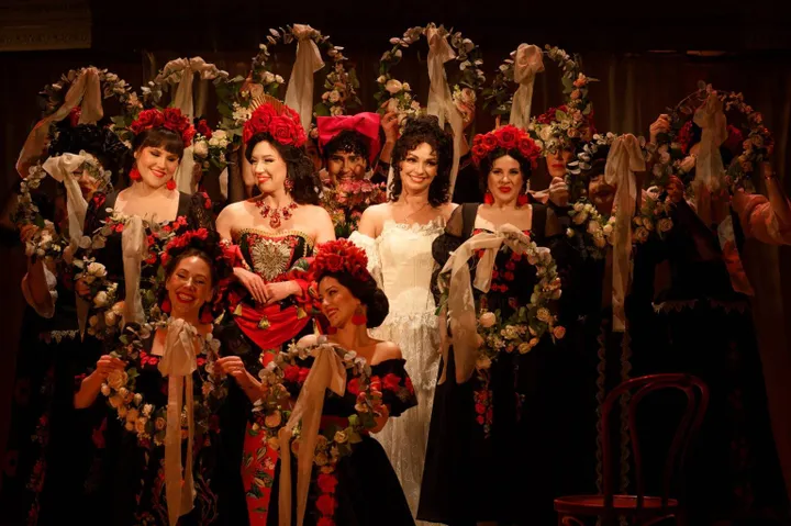 „Figaro vedybos“ (rež. Viktorija Streiča). Kauno valstybinio muzikinio teatro choras. Centre – Gabrielė Bukinė (Grafienė Almaviva), Gabrielė Kuzmickaitė (Kerubinas), Ingrida Kažemėkaitė (Siuzana). Martyno Aleksos nuotrauka © Kauno valstybinis muzikinis teatras, 2026