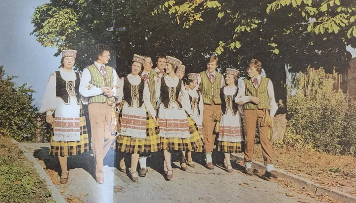 Tautinių šokių kolektyvas (vad. Teresė Spetylienė), 1983 m. / Leidinio „Lietuvos aklųjų draugijos Kauno gamybinis mokymo kombinatas" nuotr.