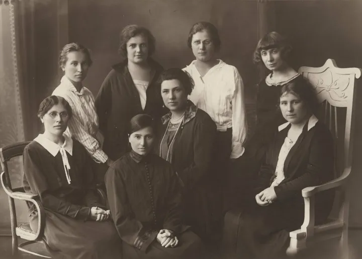 Lietuvos katalikių moterų draugijos centro valdyba. Sėdi: pedagogė, Steigiamojo Seimo narė Emilija Spudaitė-Gvildienė (kairėje) ir Lietuvos katalikių moterų draugijos ilgametė pirmininkė, Steigiamojo Seimo narė Magdalena Draugelytė-Galdikienė (dešinėje). Stovi: Pranciška Pikčilingienė (antra iš kairės), Magdalena Avietėnaitė (ketvirta iš kairės). Kaunas, 1929 m.&nbsp;/ Nacionalinio M. K. Čiurlionio dailės muziejaus nuotr.