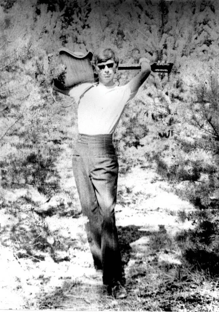 Jonas Jučas išbando gitarą, apie 1968 / Asmeninio archyvo nuotr.