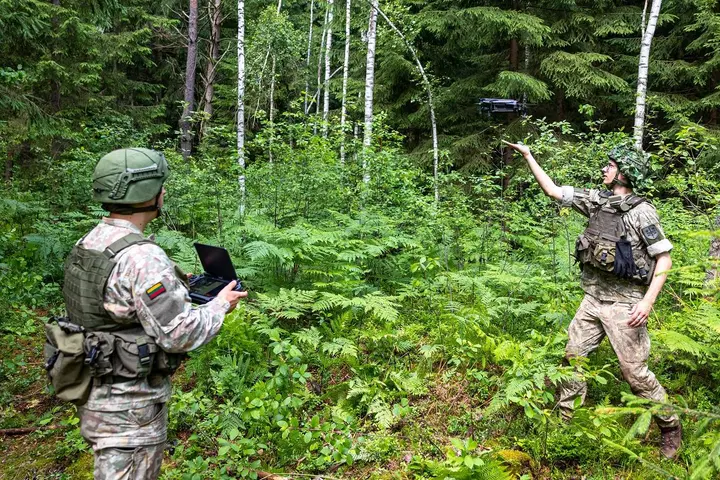 Dronų operatoriai / Srž. M. Patašiaus nuotr.