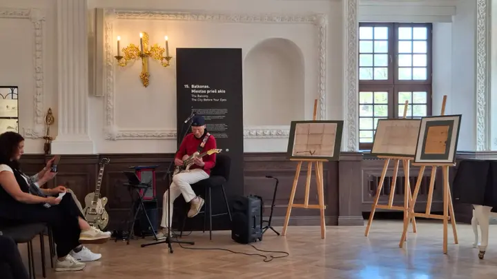 K. Ignatavičius paskutinį kartą groja savo gitara / S. Javaitytės nuotr.