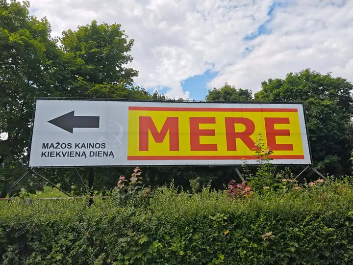„Mere“ parduotuvės iškaba Rokuose