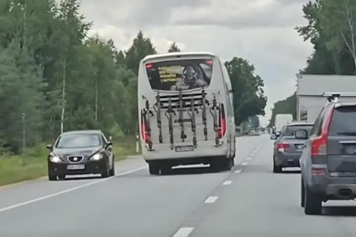Pavojingas autobuso manevras Latvijoje (1)