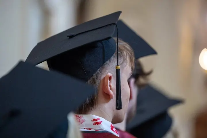 Universitetų absolventai, studijų baigimas