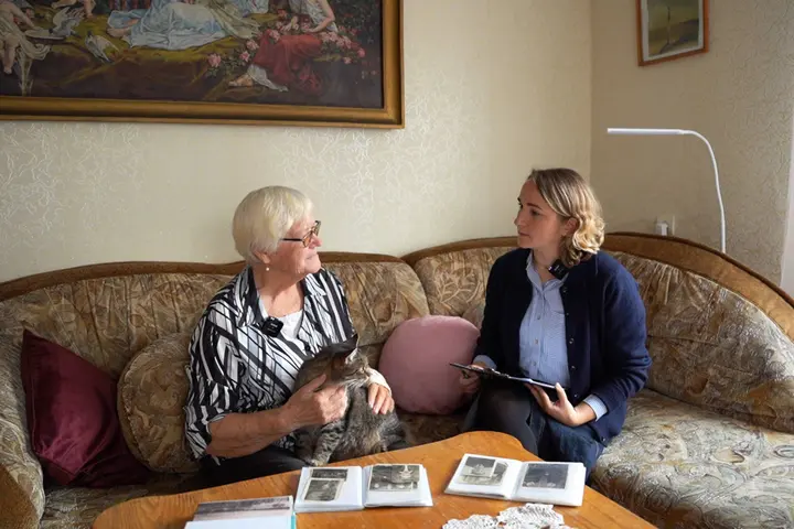 Tremtinė Jadvyga Jotautaitė-Peleckienė ir Kauno IX forto muziejaus atstovė Eglė Tamulynienė / Pokalbio stop kadras