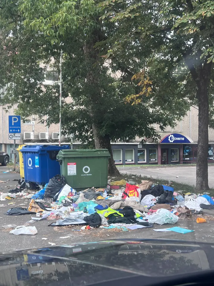 Atliekos Naglių g. / Skaitytojos nuotr.