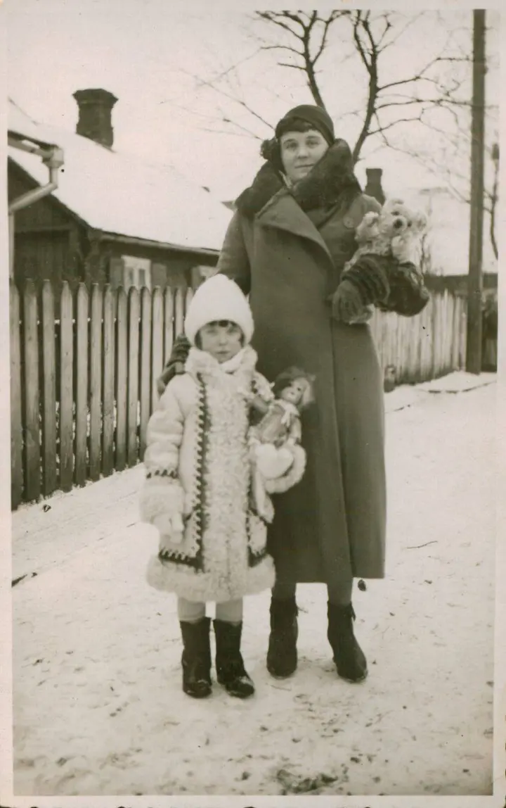 Janina Degutytė su mama apie 1932-1934 m. / Maironio lietuvių literatūros muziejaus nuotr.