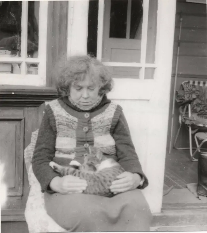 Janina Degutytė su katinais Mazgeliškiuose, apie 1983 m. /  Nuotr. iš Maironio lietuvių literatūros muziejaus rinkinių