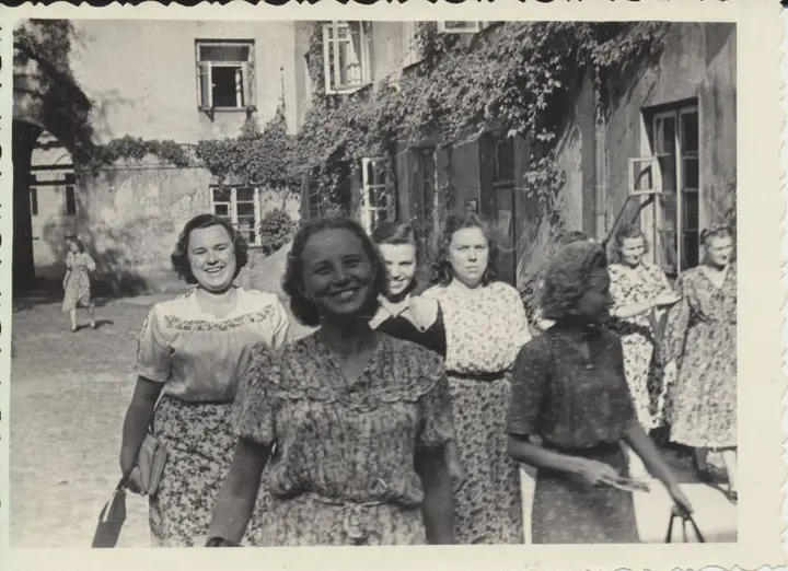 J. Degutytė universiteto kiemelyje 1951 m. (dešiniau) / Maironio lietuvių literatūros muziejaus nuotr.