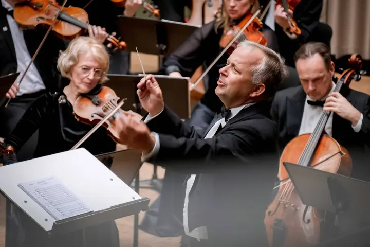 Koncertui diriguos Dainius Pavilionis – dirigentas, kurio kūrybinė veikla jau ne vienerius metus jungia Lietuvos ir Lenkijos muzikus