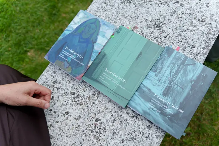 Literatūrologė Giedrė Šmitienė pristato Janinos Degutytės laiškyną / R. Tenio nuotr.