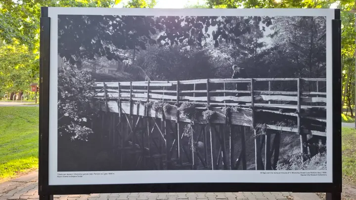 Tiltelis per daubą V. Montvilos gatvės gale (dab. Perkūno al.), 1956 m. Kauno miesto muziejaus fondai / S. Javaitytės nuotr.