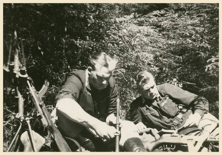 Lietuvos partizanų atokvėpio minutė su knyga, 1951 m. / Vytauto Didžiojo karo muziejaus nuotr.