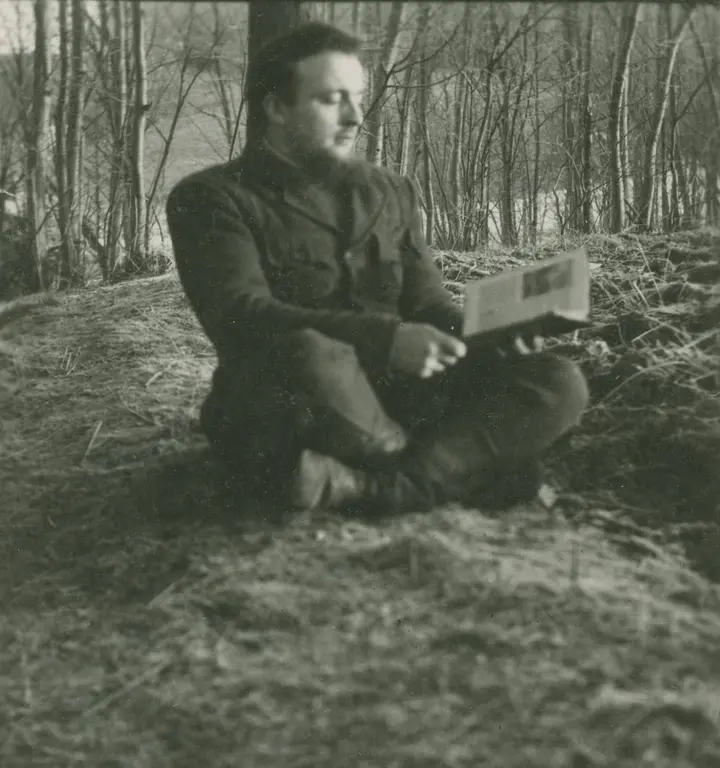 Didžiosios Kovos apygardos „B“ rinktinės Girininko partizanų būrio vadas Petras Kukta-Girininkas skaito knygą / A. Baranausko ir A. Vienuolio-Žukausko memorialinis muziejaus nuotr.