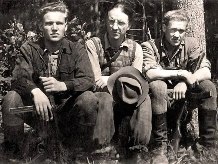 Bronius Krivickas (viduryje) su Pilėnų tėvonijos partizanais. Biržų giria, 1951 m. / Biržų krašto muziejaus „Sėla“ nuotr.