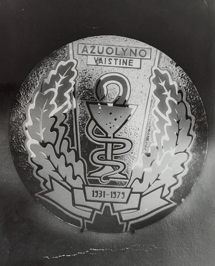 „Ąžuolyno“ vaistinė įkurta 1931 m. rugpjūčio 31 d. Nuotraukoje matyti emblema / Vaistinės archyvo nuotr.