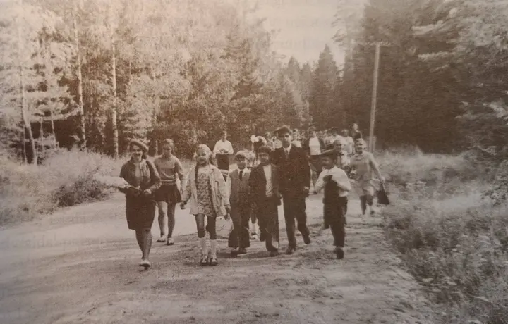 Viena pirmųjų eisenų į Šiluvą, priekyje – sesuo Aldona Raižytė, šalia – Petrašiūnų vaikai / Knygos „Laisvė ir tikėjimas: krikščioniški trileriai sovietmečiu” nuotr.