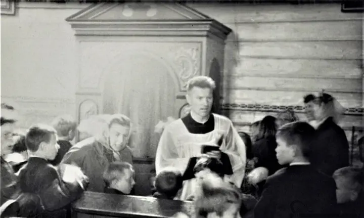Kunigas Juozas Zdebskis su Pirmajai Komunijai ruošiamais vaikais Prienų Kristaus Apsireiškimo bažnyčioje, 1971 m. / Lietuvos ypatingojo archyvo nuotr.
