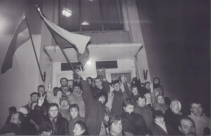 Lietuvos laisvės gynėjai prie Lietuvos radijo ir televizijos Kauno skyriaus. 1991 m. sausio 13 d. Fotografas R. Požerskis. / Kauno miesto muziejaus archyvas