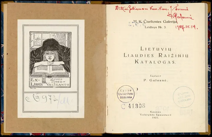 Kairėje – Juozo Tumo-Vaižganto ekslibrisas, kurį 1919 m. sukūrė Paulius Galaunė. Dešinėje – dedikacija / KTU bibliotekos nuotr.