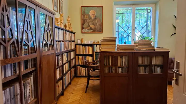 Bibliotekoje išliko Jono Prapuolenio sukurta knygų spinta / S. Javaitytės nuotr.