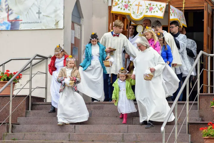 Petrašiūnų adorantės / Petrašiūnų parapijos nuotr.