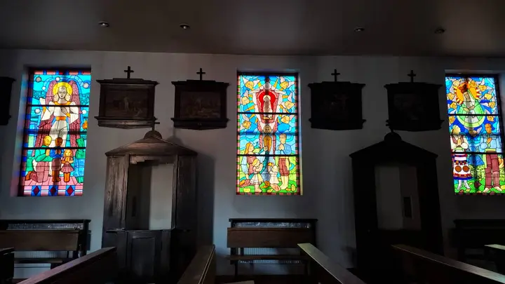 Dailininko Stasio Ušinsko vitražai Kauno Kristaus Prisikėlimo bažnyčioje (mažojoje) / S. Javaitytės nuotr.