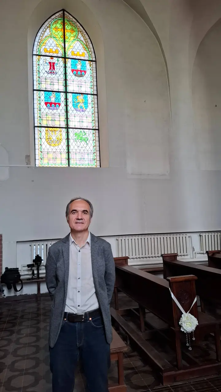 Menotyrininkas Ž. Mirinavičius šalia dailininko Stasio Ušinsko vitražų Kauno Švč. Mergelės Marijos Ėmimo į dangų (Vytauto) bažnyčioje / S. Javaitytės nuotr.