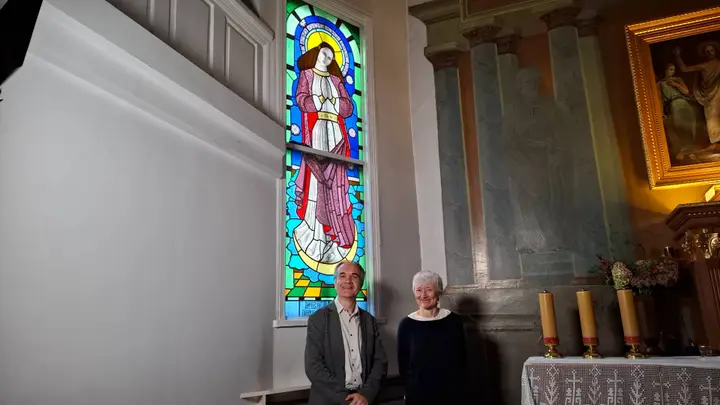 Vitražo dailininkas, menotyrininkas Žydrūnas Mirinavičius ir dailininko S. Ušinsko dukra Rasa Ušinskaitė. Jiems už nugaros – Mariją vaizduojantis vitražas, kuriam pozavo antroji S. Ušinsko žmona ir R. Ušinskaitės mama – Vitalija Blažytė / S. Javaitytės nuotr.