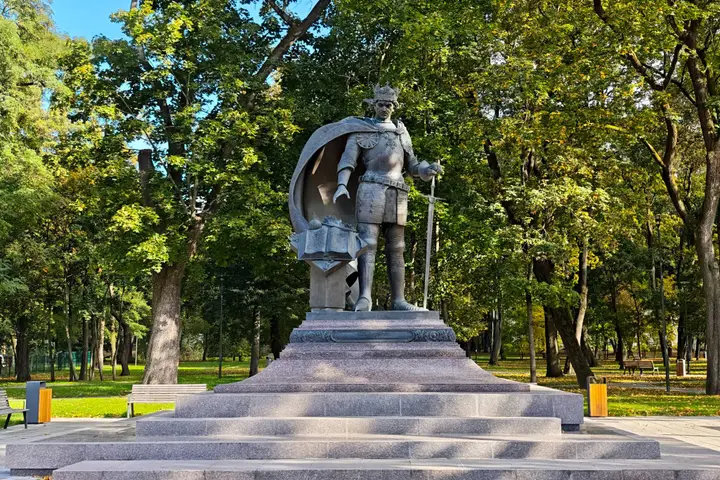 18711