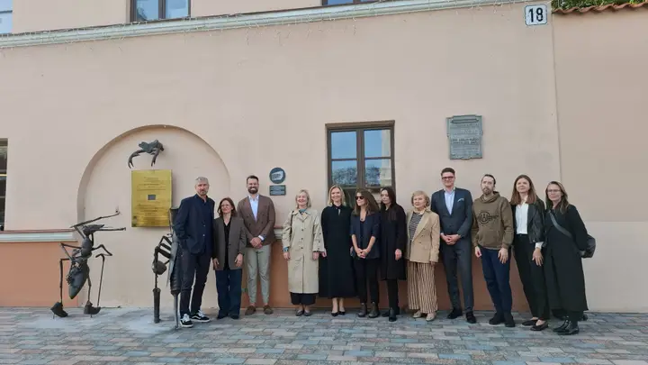 &nbsp;„Europos kino kultūros lobio“ lentelė atidengta šalia Vladislovui Starevičiui atminti skirtos vabzdžių skulptūros / S. Javaitytės nuotr.