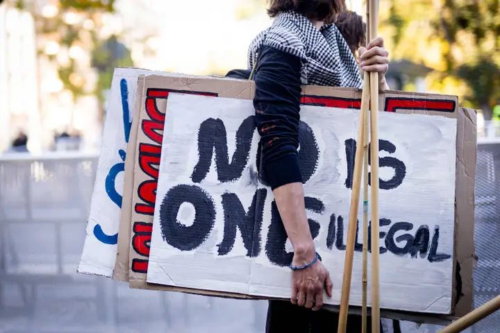 Protestas prieš masinę imigraciją ir demonstracija prieš rasizmą