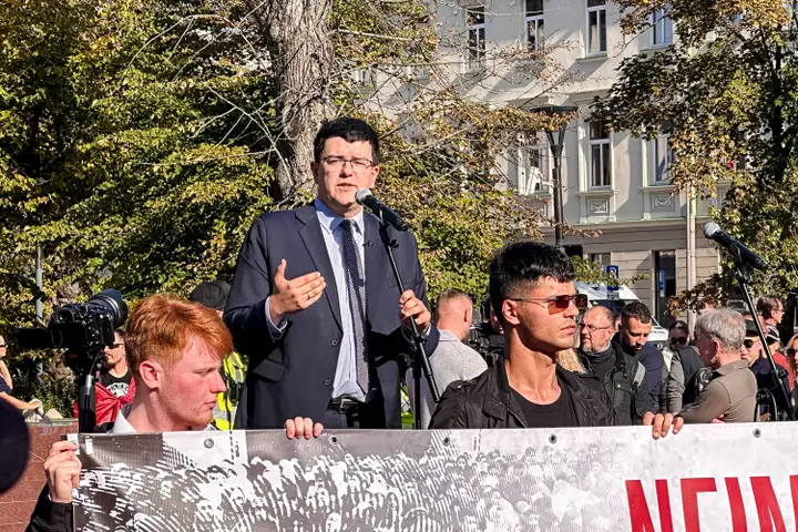 Protestas prieš masinę imigraciją ir demonstracija prieš rasizmą