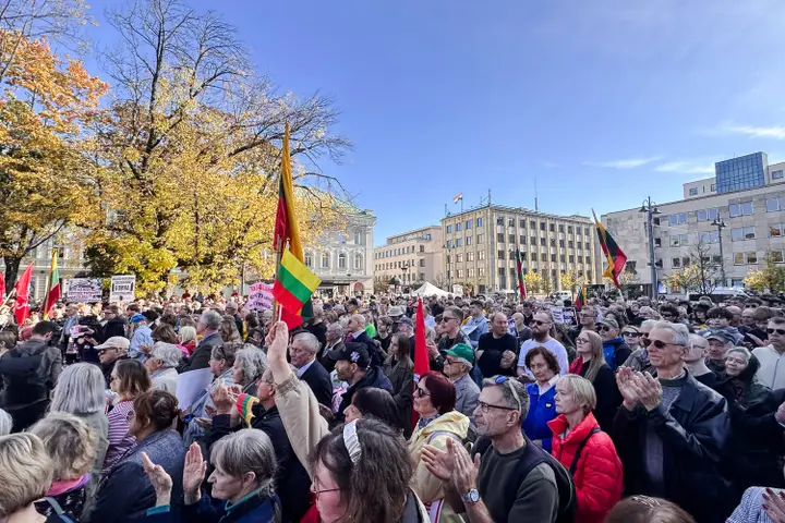 Protestas prieš masinę imigraciją ir demonstracija prieš rasizmą