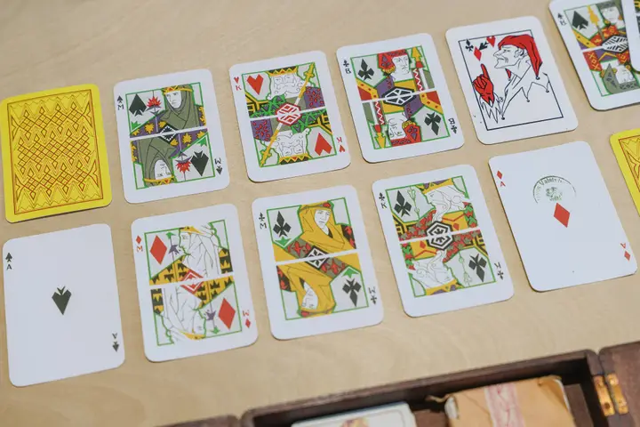 Grafiko Viliaus Jomanto 1930-1940 m. kurtos artdekinės kortos (replika) / R. Tenio nuotr.