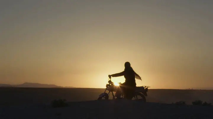 Filmas „Tolimi keliai“ / Stop kadras