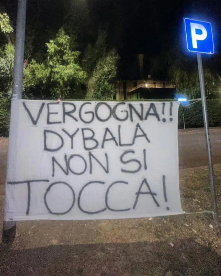 tifosi striscione dybala