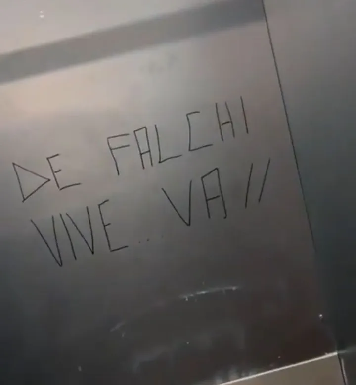 scritte milanisti contro de falchi