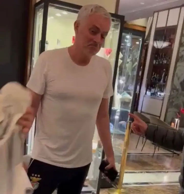 cartellone mourinho tifosi roma 2