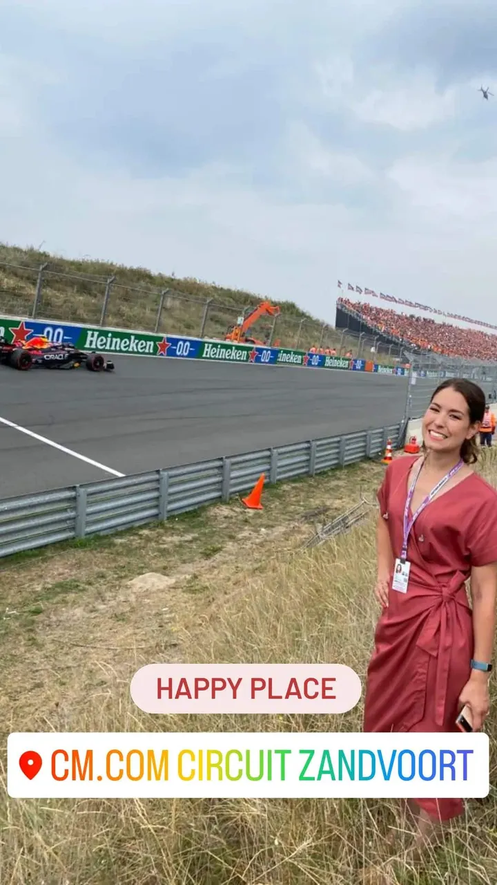 amber brantsen in duinen tijdens dutch gp