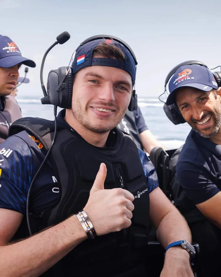 cap backwards or cap forwards f1 maxverstappen redbullracing 1