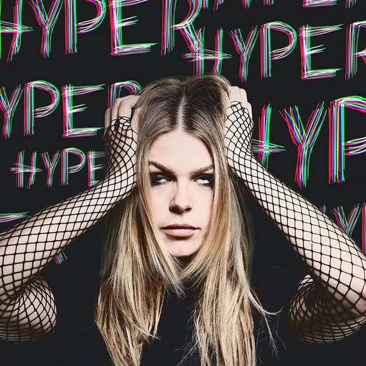 deze foto bewijst dat davina michelle een rockchick wordt