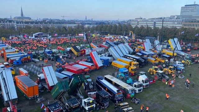 enkele duizenden bouwers op malieveld deel van a12 naar den haag dicht