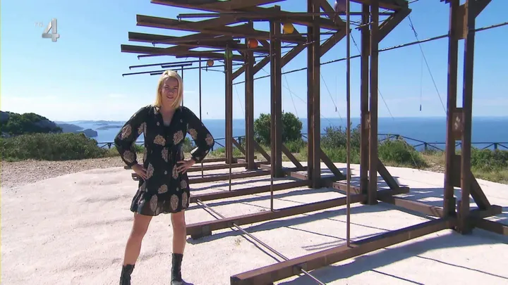 nicolette kluijver draagt jurkje expeditie robinson