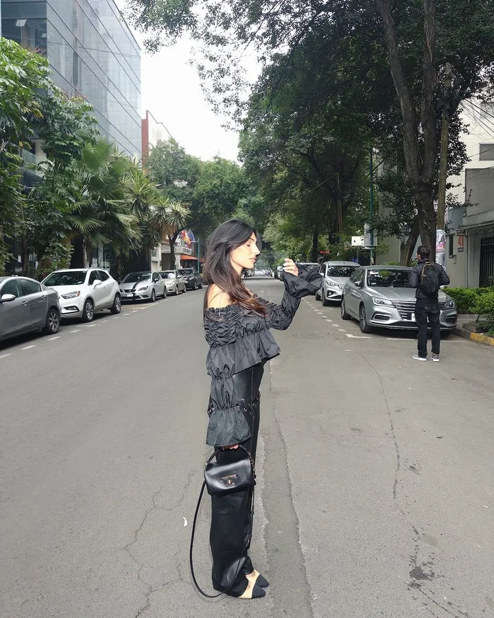 anna nooshin heeft een grote scheur zitten in haar broek