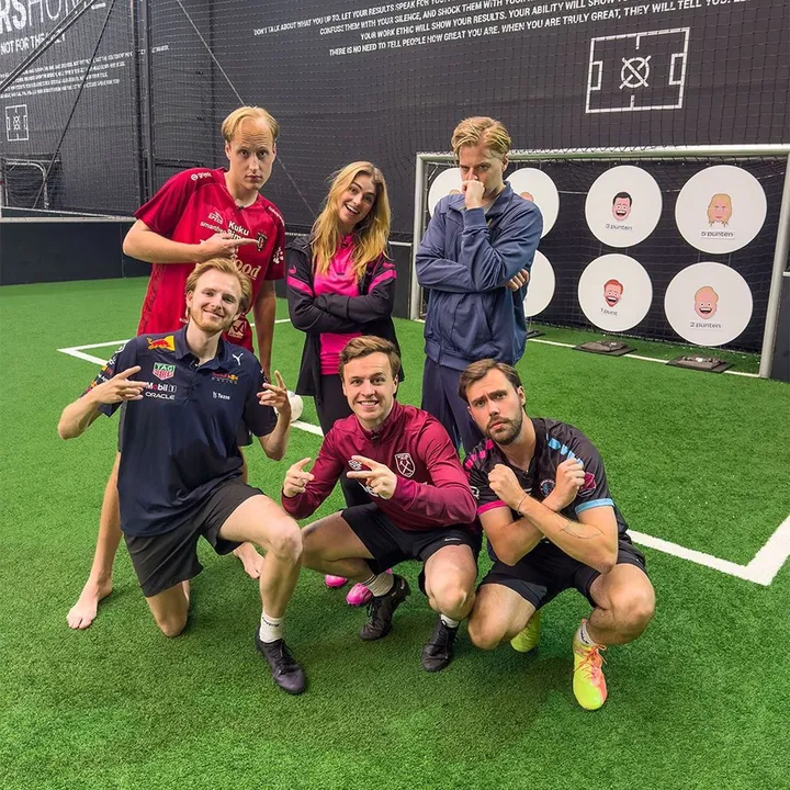 bankzitters met roxy voetbal