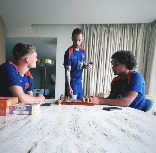 depay bekijkt oranje schaken