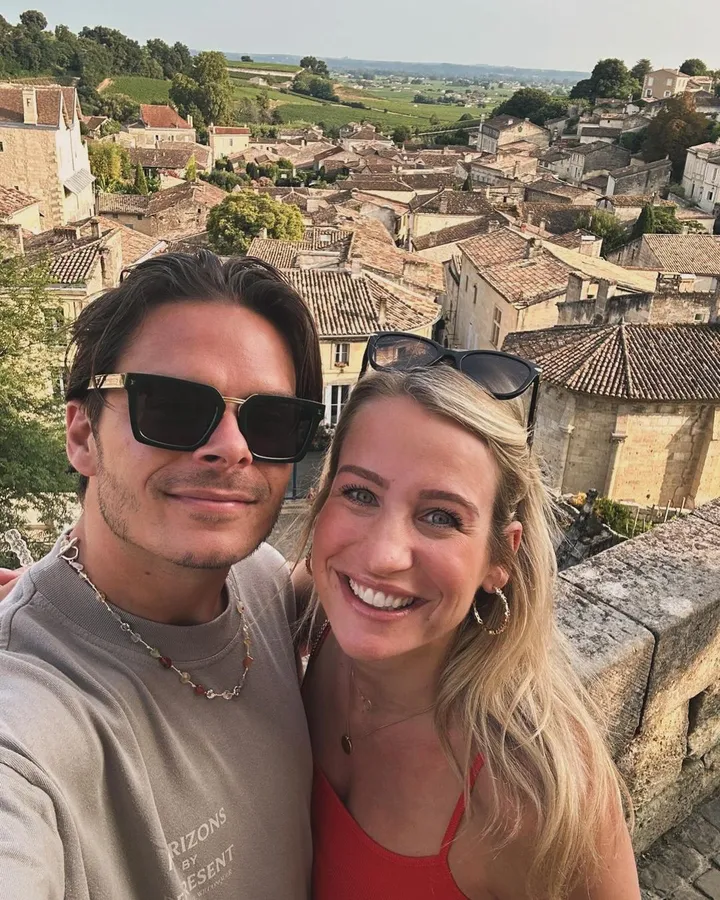 dionne stax laat iedereen al haar vormen zien in extreem dun jurkje